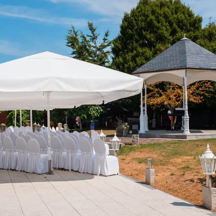 Landhotel Classhof Hochzeitslocation und Eventlocation Terrasse für freie Trauung dekoriert und bestuhlt, Blick auf Pavillon