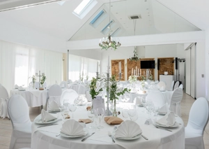 Landhotel Classhof Hochzeitssaal mit individueller Bestuhlung und Dekoration